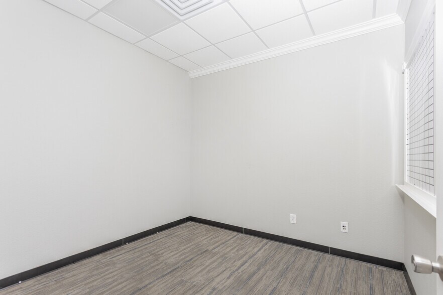 More Photos Of 595-605 E US Highway 80 E, Sunnyvale Research And Development For Lease