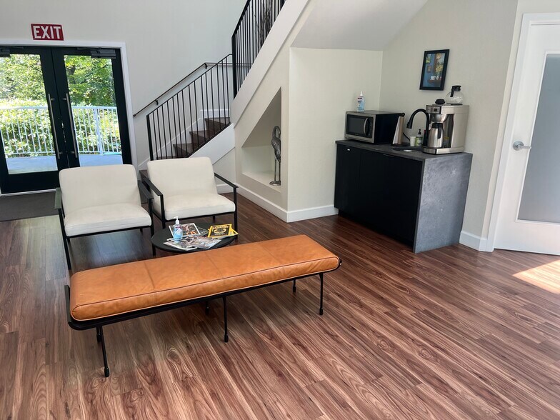 More Photos Of 545 Rainier Blvd N, Issaquah Office For Sale