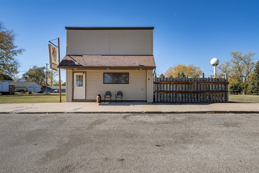 More Photos Of 110 SW Front St, Rutland Bar For Sale