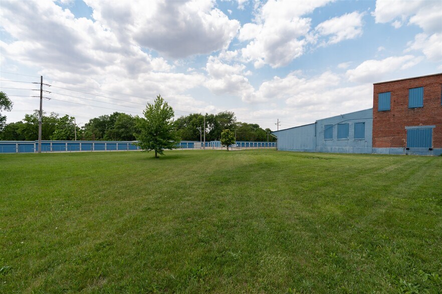 More Photos Of 1100 E Bell St, Bloomington Manufacturing For Lease