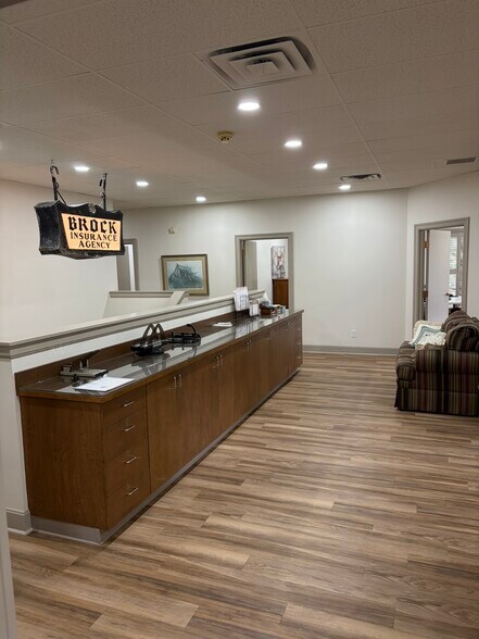 More Photos Of 823 Chickamauga Ave, Rossville Office For Lease