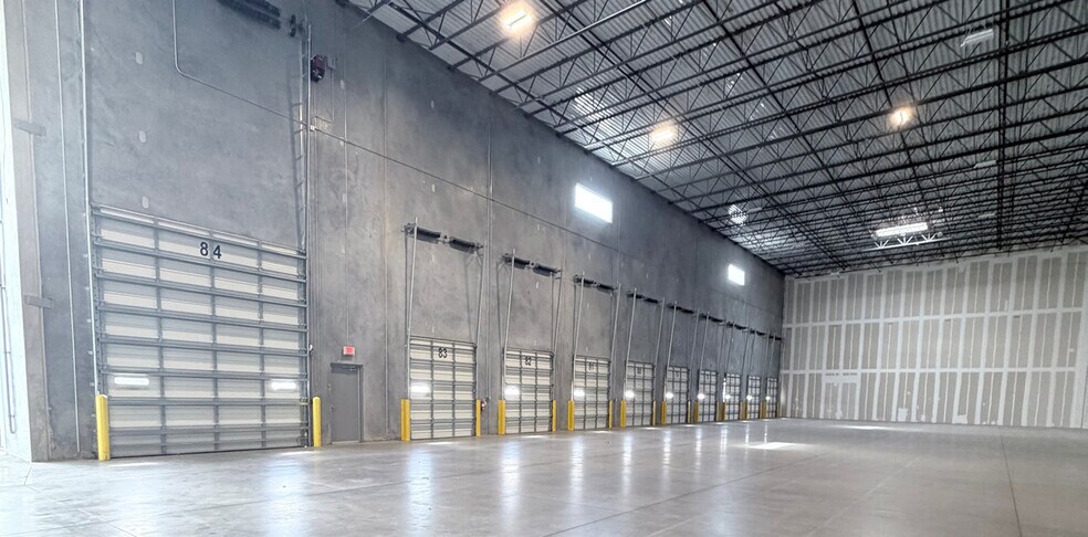 More Photos Of 3040 Shelby Industrial Dr, Apopka Distribution For Lease