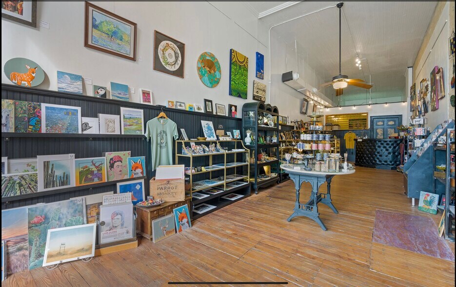 More Photos Of 105 E San Antonio St, Lockhart Storefront Retail Office For Sale