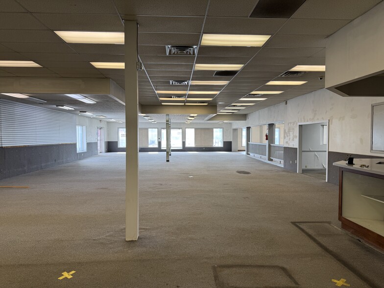 More Photos Of 327 Ashland Rd, Mansfield Showroom For Lease