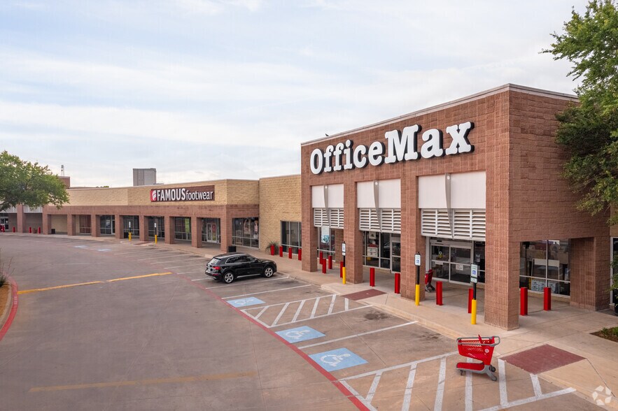 More Photos Of 2405-2415 N Haskell Ave, Dallas General Retail For Lease