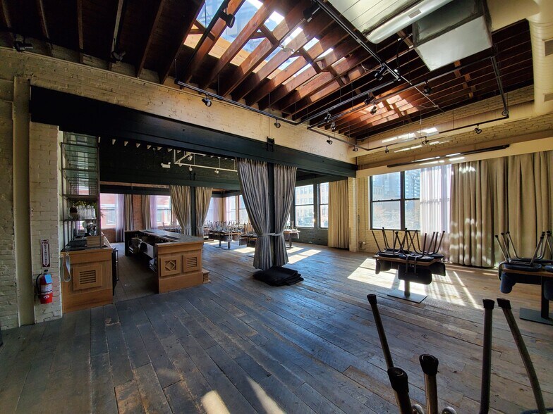 More Photos Of 802-804 W Randolph St, Chicago Storefront Retail Office For Lease