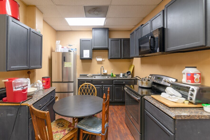 More Photos Of 2101 E Ben White Blvd, Austin Shelter For Sale