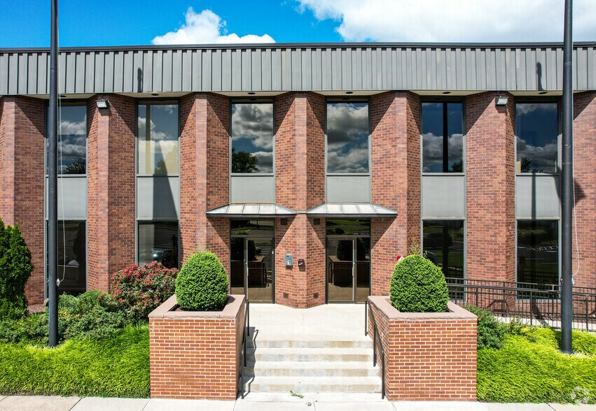 More Photos Of 2050 Cabot Blvd W, Langhorne Office For Lease