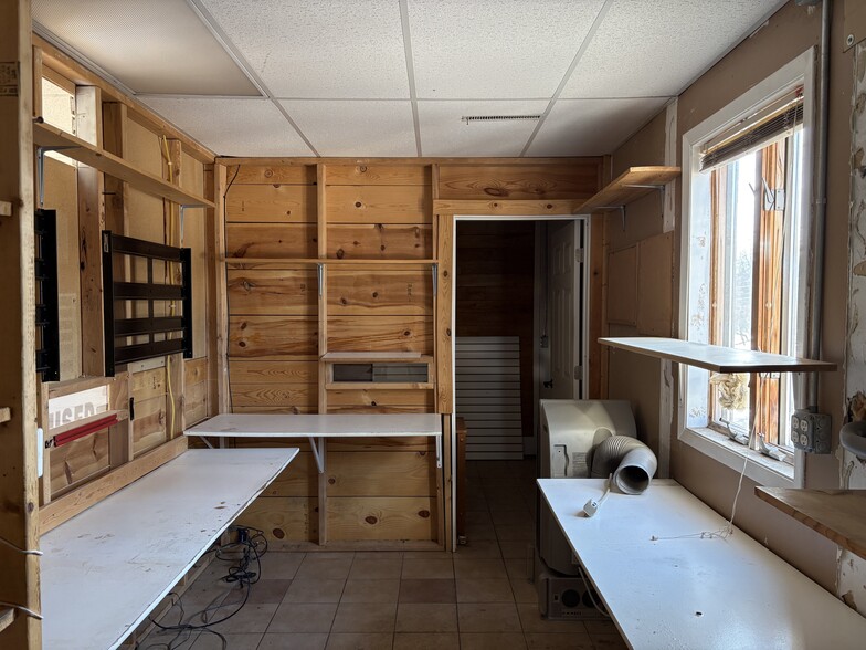 More Photos Of 1601-1603 Woodland Ave, Duluth Storefront Retail Residential For Lease