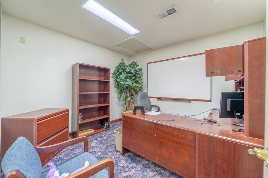 More Photos Of 9 Stewart St, Franklin Office For Sale