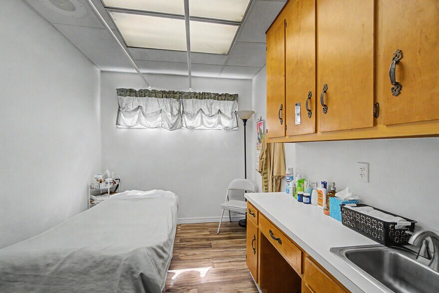 More Photos Of 71 Midtown Park W, Mobile Medical For Sale