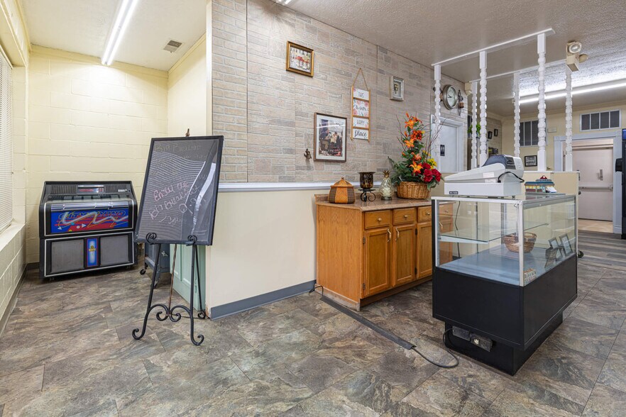 More Photos Of 749-751 Dayton Oxford Rd, Carlisle Freestanding For Lease