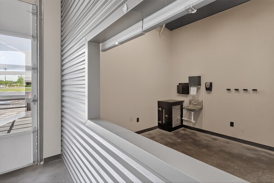 More Photos Of 2795 SW Wilshire Blvd, Burleson Flex For Lease