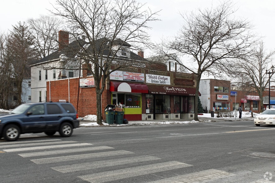 More Photos Of 916R Main St, Waltham Storefront Retail Residential For Sale