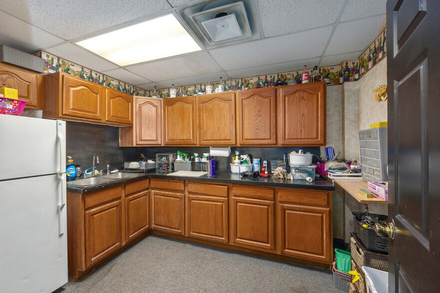 More Photos Of 1090 S Getty St, Muskegon Storefront For Sale