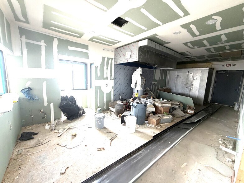 More Photos Of 900 N Broughton St, Sherman Restaurant For Sale