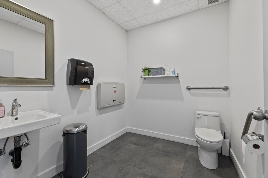 More Photos Of 10410 Boul Gouin O, Roxboro Office For Sale