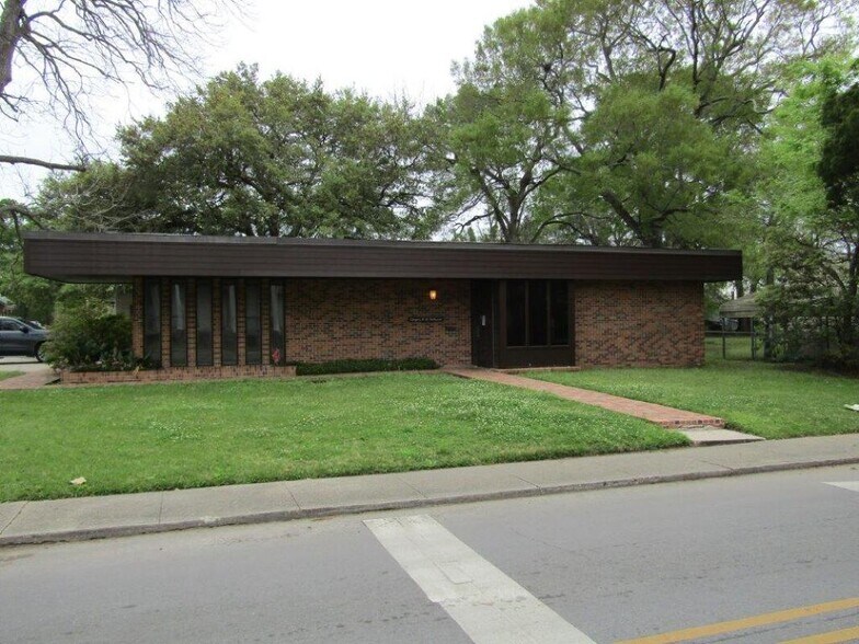 Primary Photo Of 301 Julia St, New Iberia Office For Lease