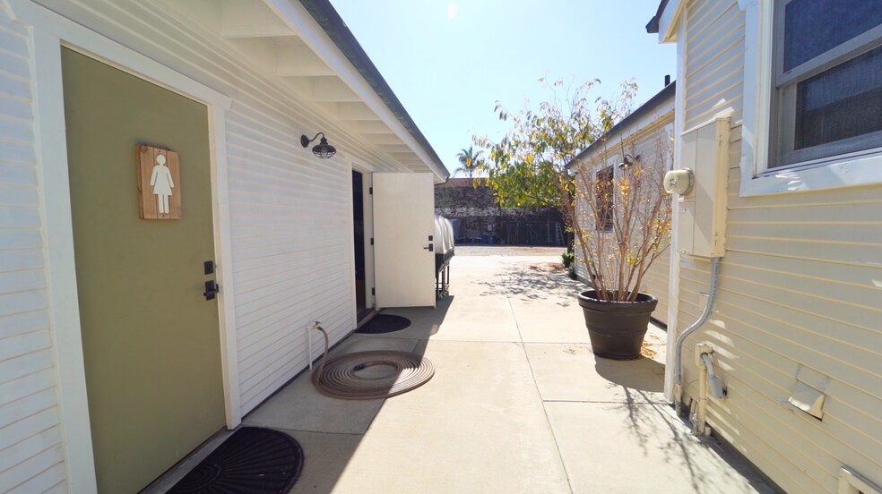 More Photos Of 17066 Palmdale Ln, Huntington Beach Contractor Storage Yard For Sale