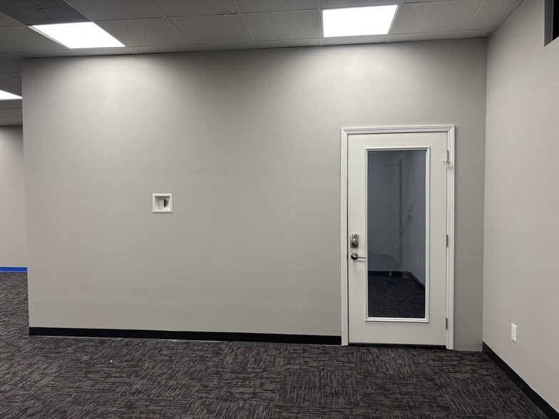 More Photos Of 8200 Windway Dr, Windcrest Medical For Lease