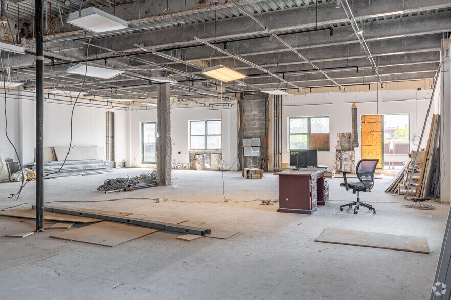 More Photos Of 37-31 10th St, Long Island City Light Distribution For Sale