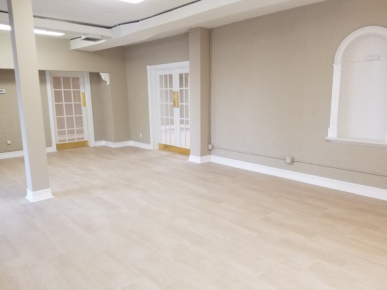 More Photos Of 7910 N Tamiami Trl, Sarasota Office For Lease