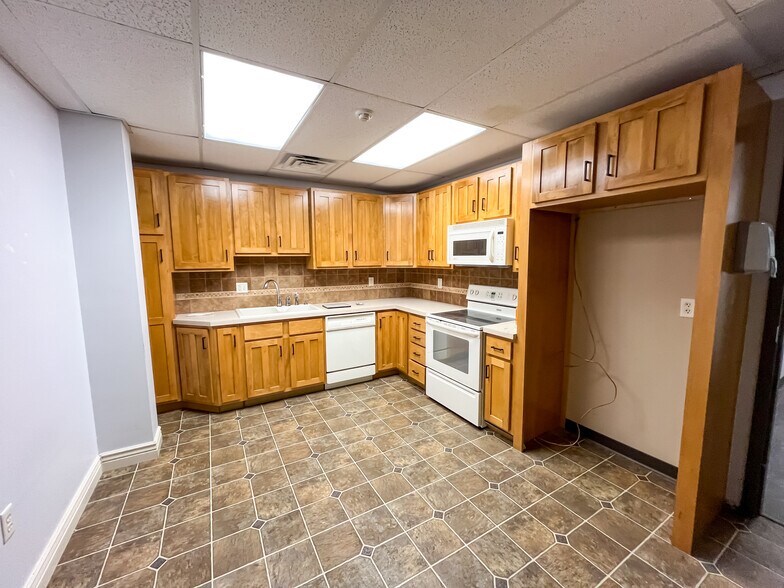 More Photos Of 3460 N Ridge Rd, Wichita Freestanding For Lease