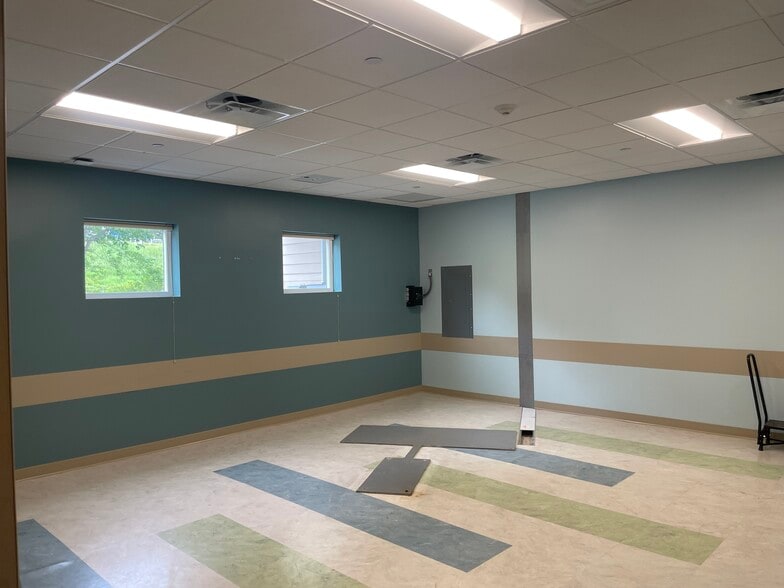 More Photos Of 105 Topsham Fair Mall Rd, Topsham Office For Lease