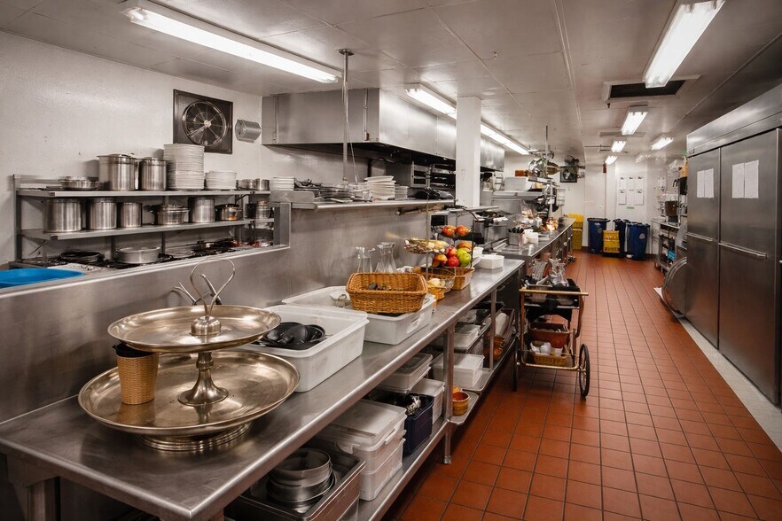 More Photos Of 160 Pawtucket Blvd, Tyngsborough Hotel For Sale