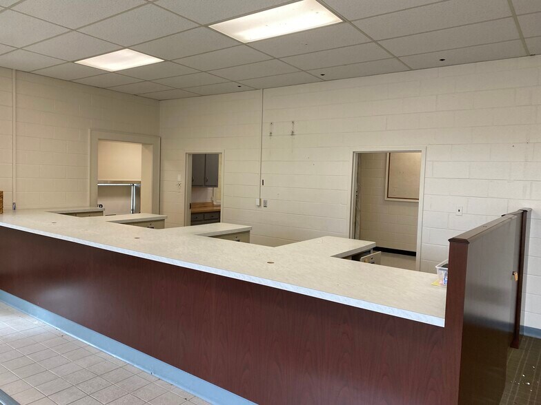 More Photos Of 1496 Anderson Hwy, Cumberland Bank For Lease