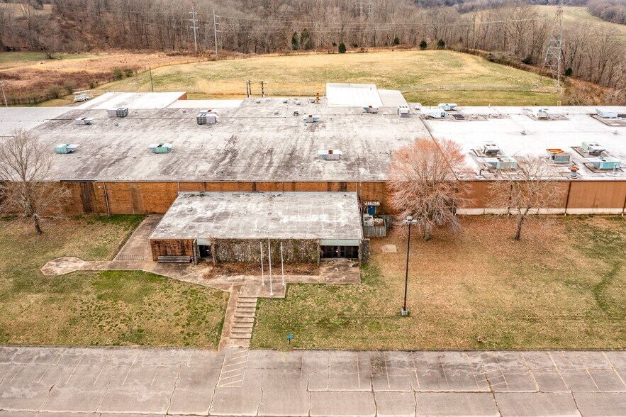 More Photos Of 200 Universal Dr, Centerville Distribution For Lease