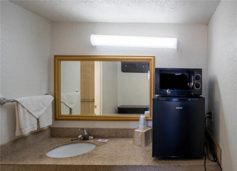 More Photos Of 520 S Jackson St, Jacksonville Hotel For Sale