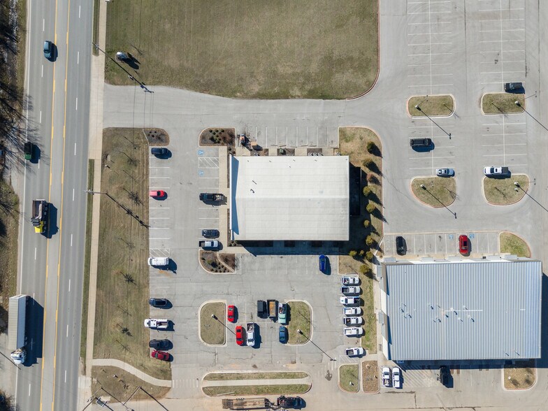 More Photos Of 2414 S 8th St, Rogers Freestanding For Lease