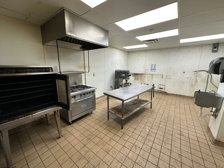 More Photos Of 638 Lake St, Wilson Freestanding For Lease