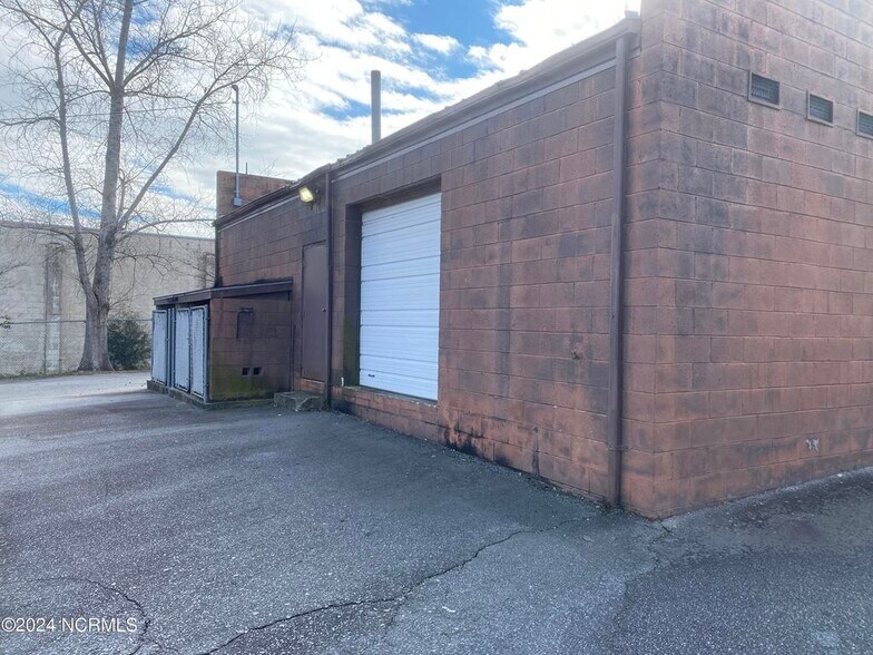 More Photos Of 112 E 5th St, Washington General Retail For Sale