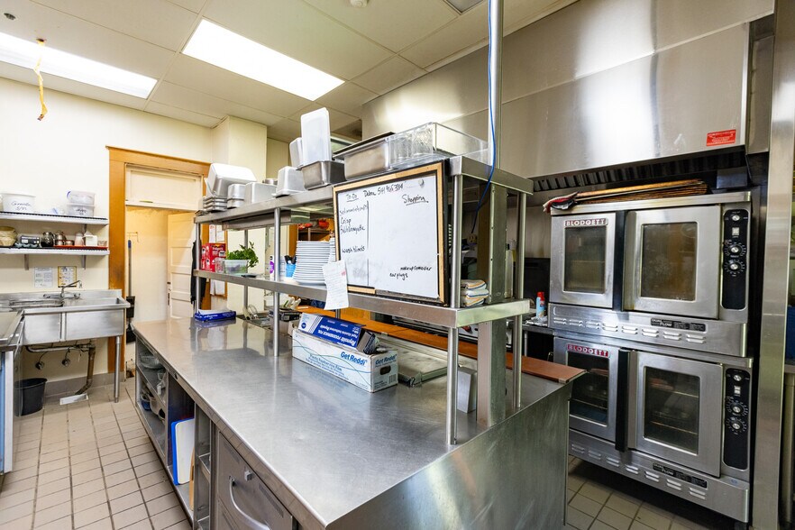 More Photos Of 40 SE Heimrich St, Dufur Hotel For Sale