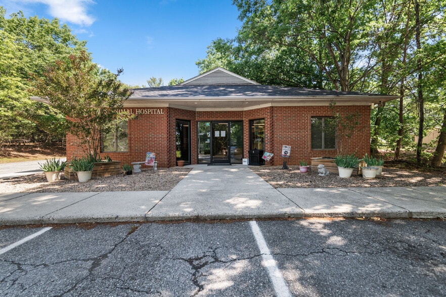 Primary Photo Of 3431 Waterlick Rd, Lynchburg Veterinarian Kennel For Sale