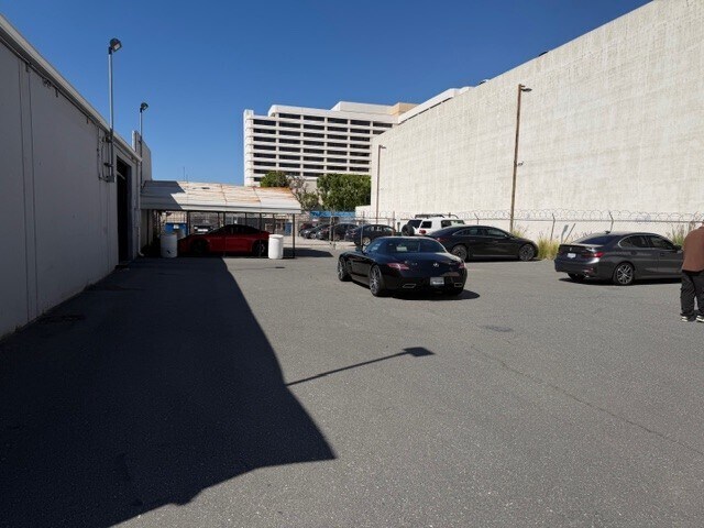 More Photos Of 5255 W 102nd St, Los Angeles Warehouse For Lease