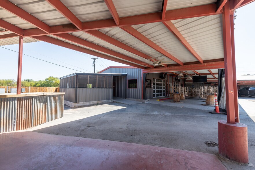 More Photos Of 1402 Old Iowa Park, Wichita Falls Specialty For Lease