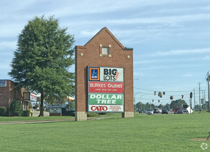 More Photos Of 700-726 Academy Dr, Bessemer Freestanding For Lease
