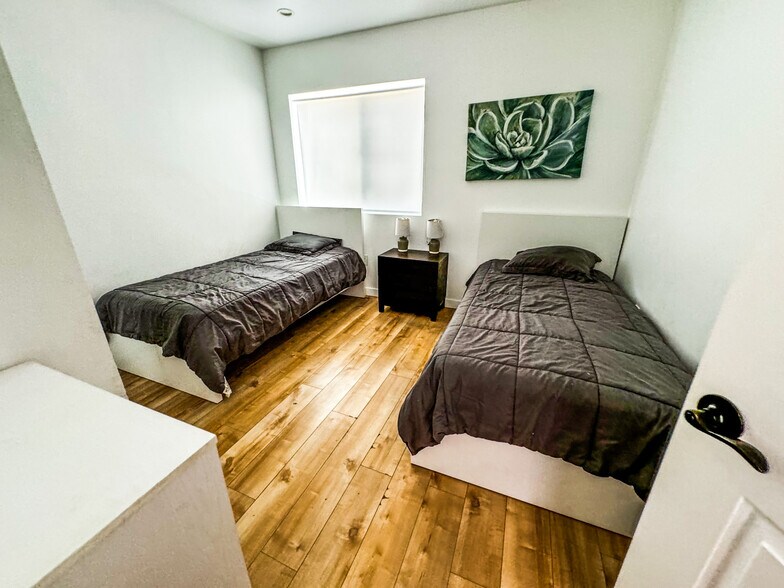 More Photos Of 831 N Heliotrope Dr, Los Angeles Apartments For Sale