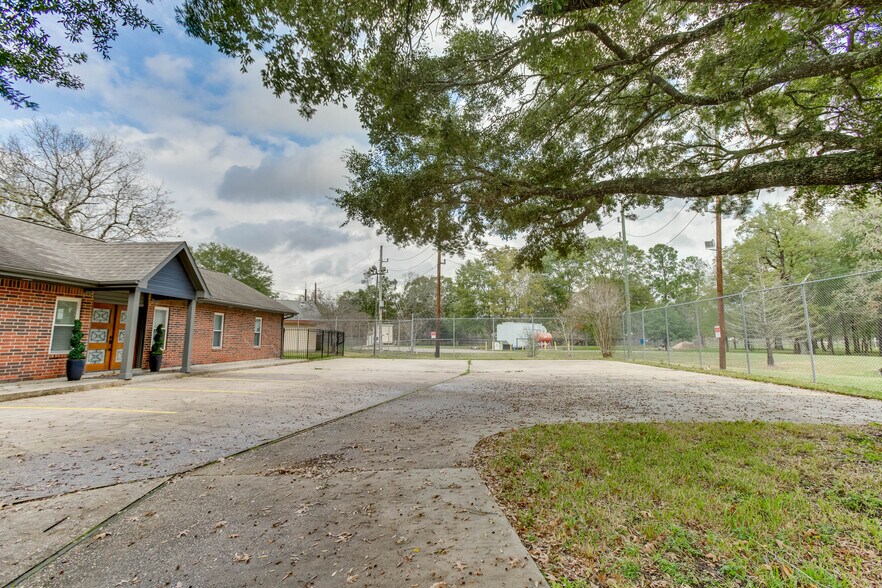 More Photos Of 5905 Treaschwig Rd, Spring Office For Lease