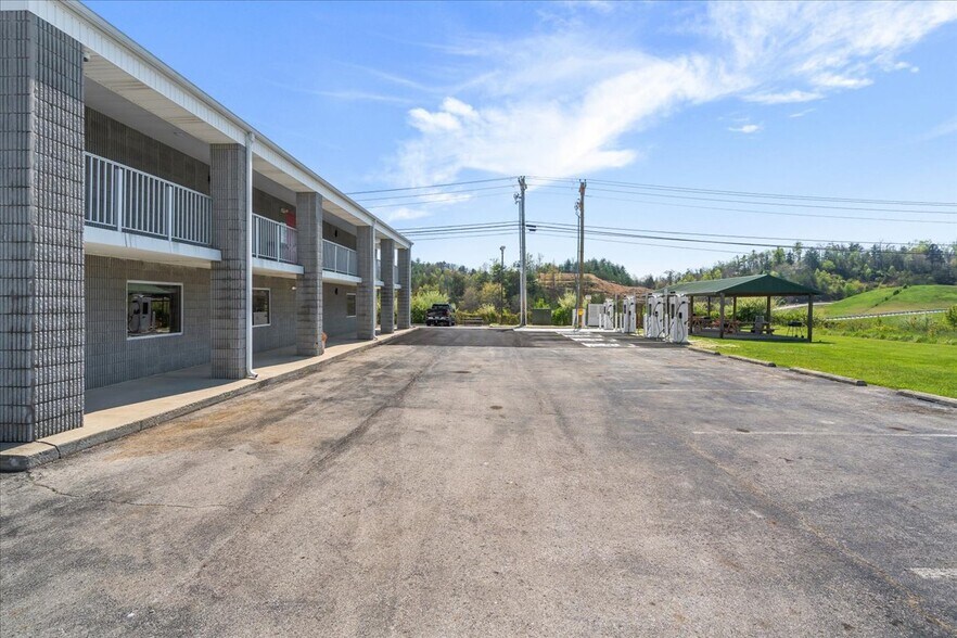 More Photos Of 182 Quillen Chapel Service Rd, Campton Hotel For Sale