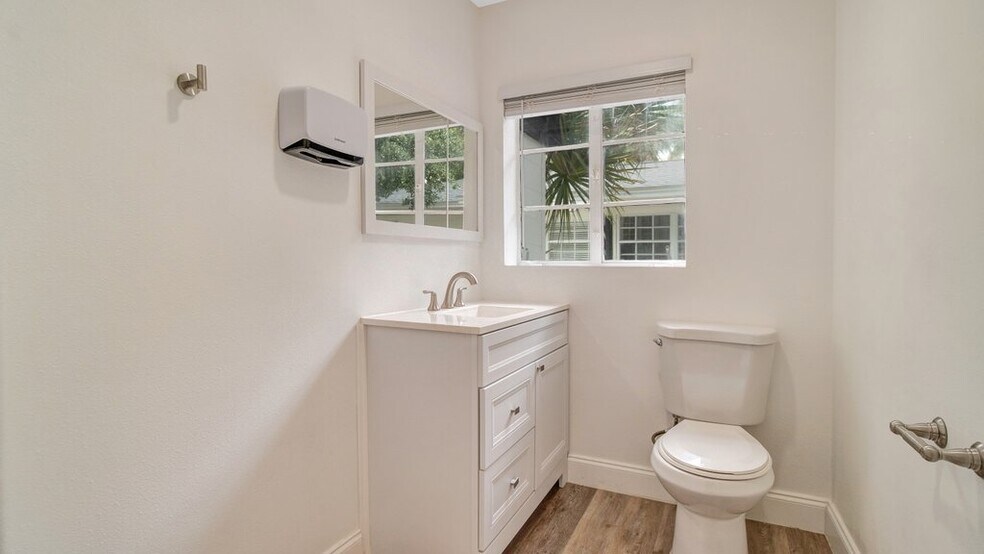 More Photos Of 230 E Marks St, Orlando Office Residential For Lease