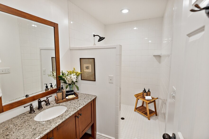 More Photos Of 240 E California St, Jacksonville Hotel For Sale