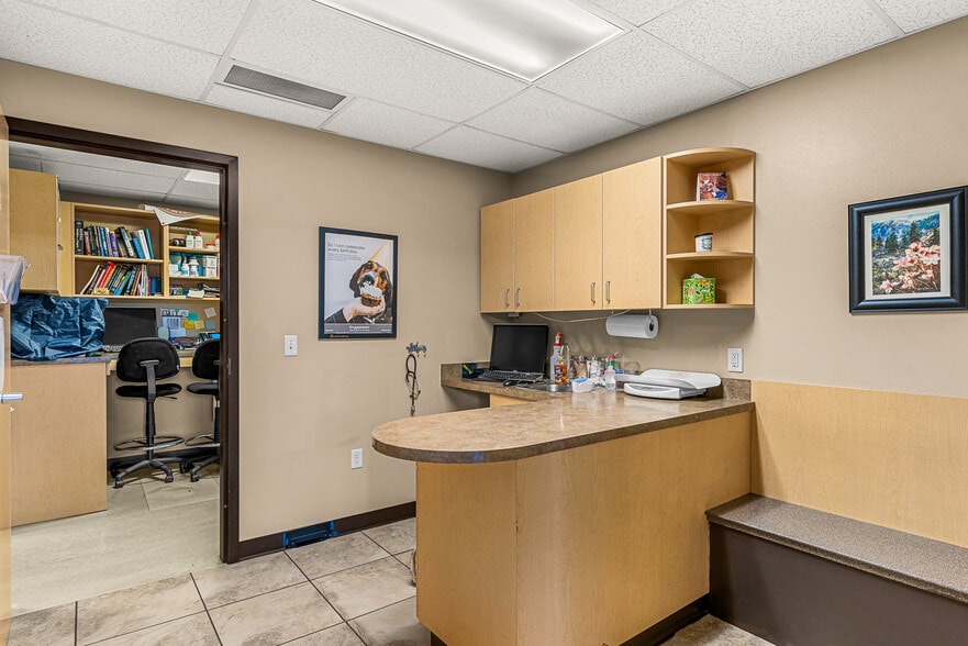 More Photos Of 10 N Chelan Ave, Wenatchee Veterinarian Kennel For Lease