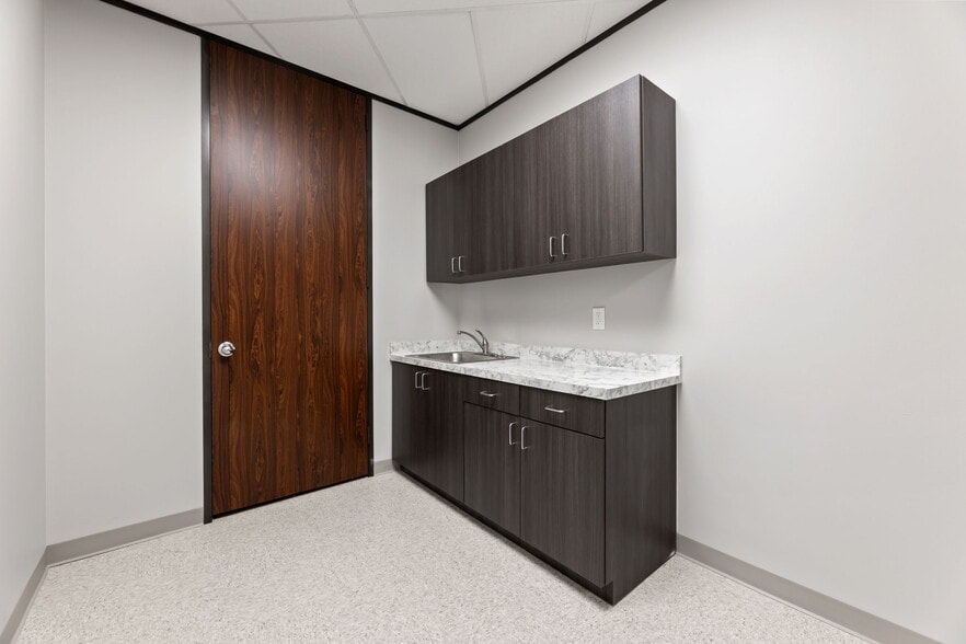 More Photos Of 1011 Highway 6 S, Houston Office For Lease