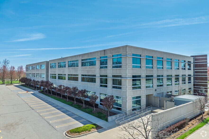 More Photos Of 900 N Squirrel Rd, Auburn Hills Office For Lease