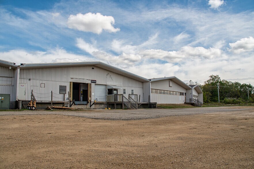 More Photos Of 825 Highway 151, Platteville Warehouse For Lease