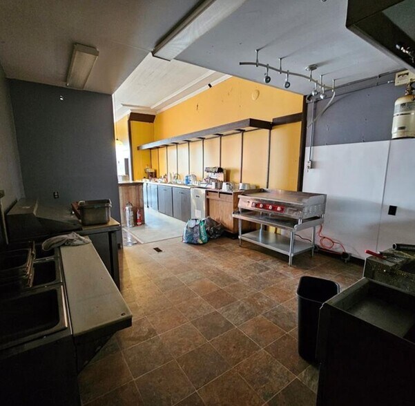 More Photos Of 12 Main St, Middleport Freestanding For Lease